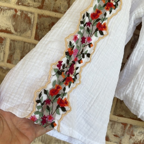 Miami for Francesca’s White Embroidered Floral Off Shoulder Cropped Blouse - Picture 3 of 9
